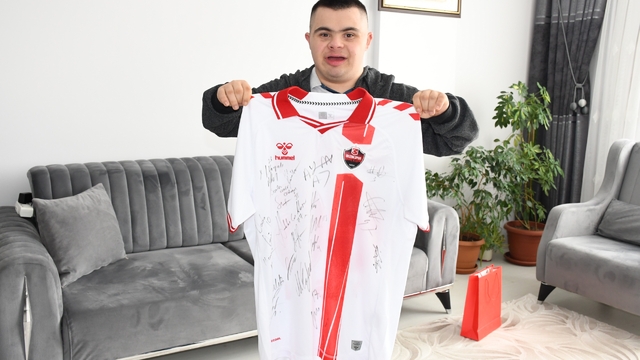 Yozgat'ta down sendromlu Yasin'e imzalı Yozgat Belediyesi Bozokspor forması hediye edildi