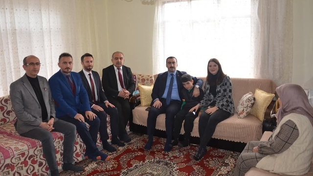 İhsangazi Kaymakamı, özel eğitim öğrencisine forma hediye etti