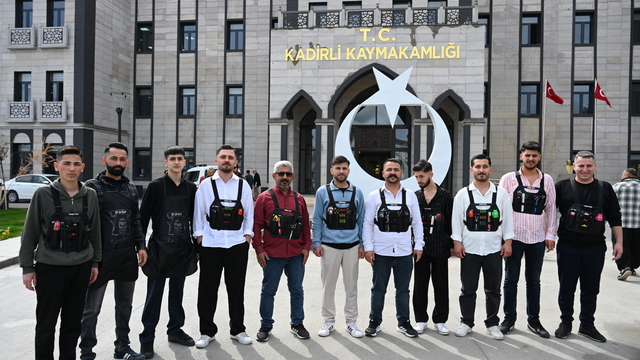 Kadirli Kaymakamı Dolu'dan köy okullarında çalışma yapan kuaförlere plaket