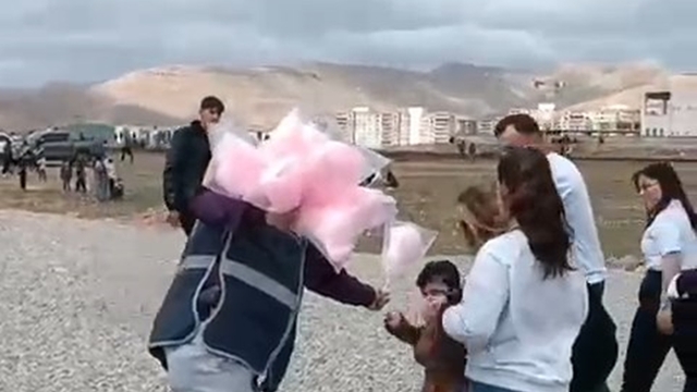 Nevruz etkinliğine katılan çocuklara, polislerden pamuk şeker