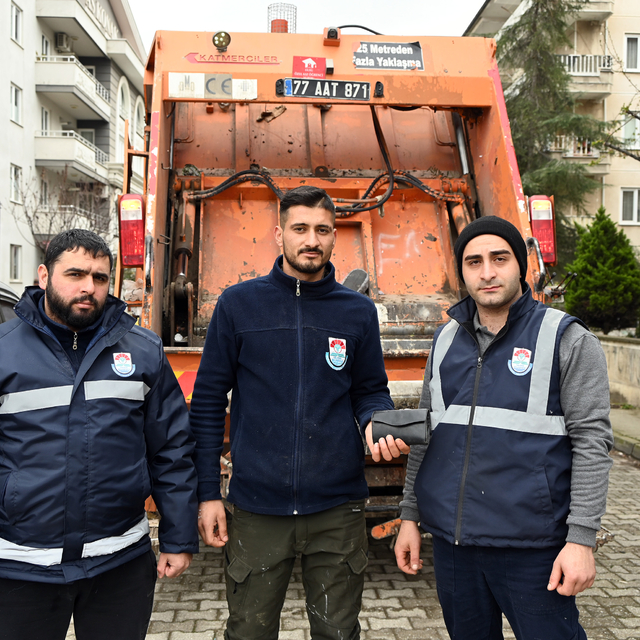 Yalova'da temizlik görevlilerinin bulduğu cüzdan sahibine teslim edildi