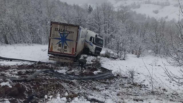Ardahan'ın Türkgözü Sınır Kapısı'nda ulaşıma 'kar' engeli