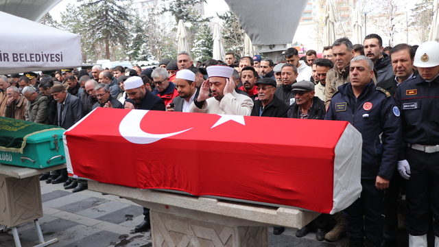 Görev dönüşü kaza geçirip, yaşam mücadelesini kaybeden itfaiye eri toprağa verildi