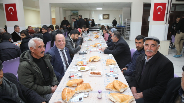 Başkale'de yaşlı ve engelliler için iftar programı düzenlendi
