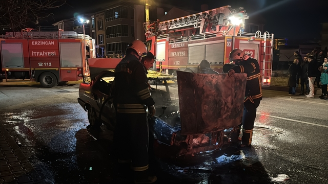 Erzincan'da seyir halindeyken alev alan otomobil kullanılamaz hale geldi