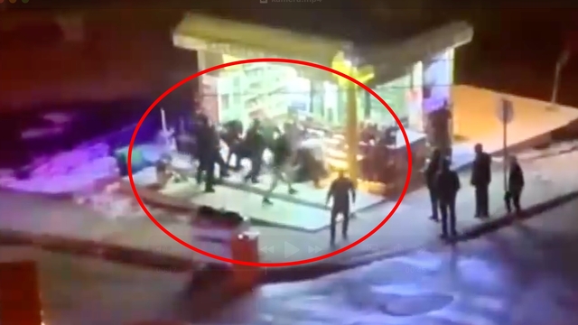 Elazığ'da büfede bıçaklı kavga kamerada