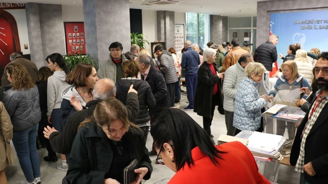 İzmir'de CHP'liler, cumhurbaşkanı adayını belirlemek için oy kullanılıyor