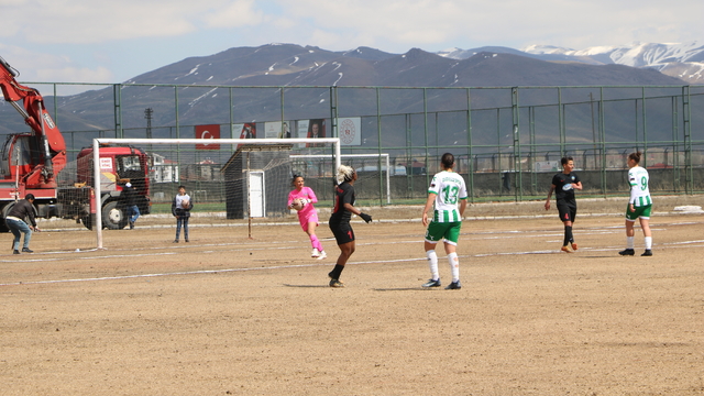 Yüksekova Kadın Futbol Takımı, final maçında Dudullu Spor'u 1-0 yenerek Süper Lig'e yükseldi
