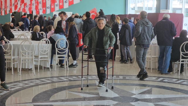 99 yaşında CHP'nin ön seçiminde oy kullanmaya geldi (2)