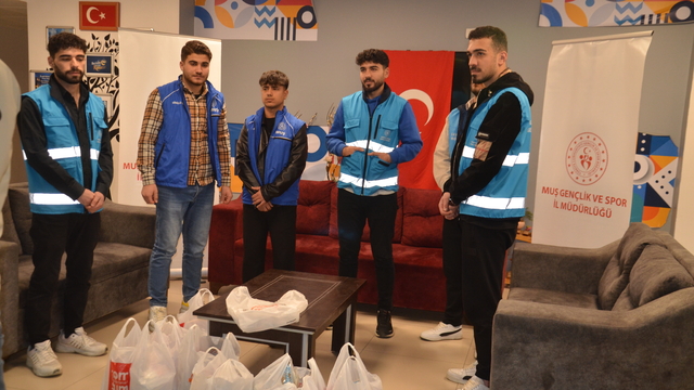 Muş'ta iftara yetişemeyenlere su ve hurma ikramı