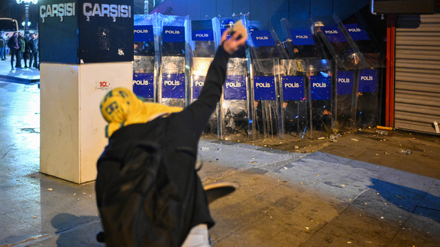 Başkentte izinsiz gösteriye müdahale eden 5 polis yaralandı