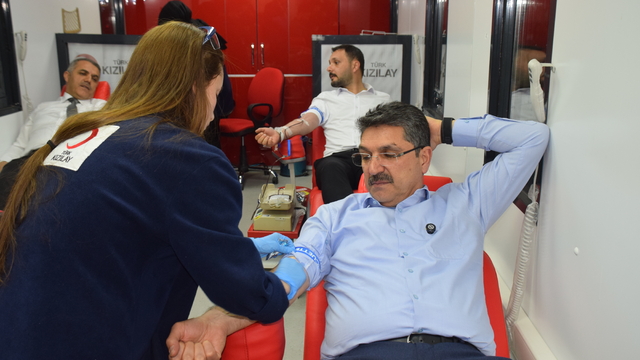 AK Partili Nasıroğlu ve Şansi kan bağışında bulundu