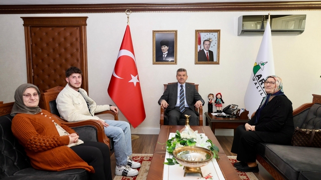 Artvin Valisi Ergün, şehit ailesiyle bir araya geldi
