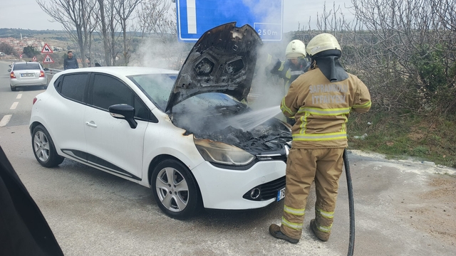Karabük'te park halindeki otomobil yandı