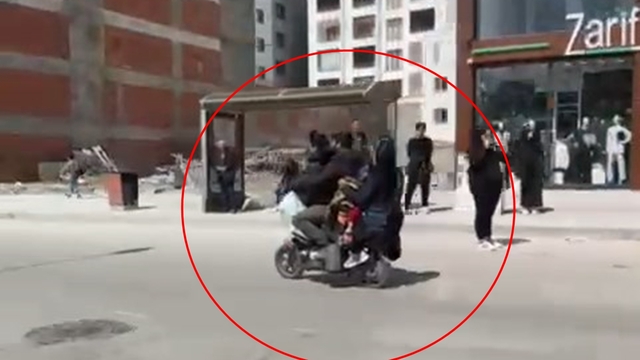 Motosiklette 3'ü çocuk 5 kişinin tehlikeli yolculuğu kamerada