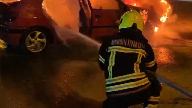 Mersin'de seyir halindeki otomobil yandı