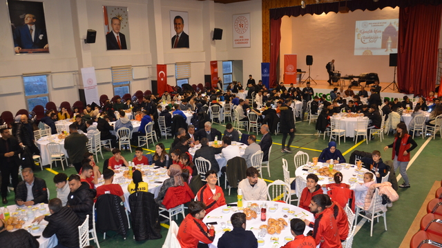 Muş Valisi Çakır, sporcularla iftar yaptı