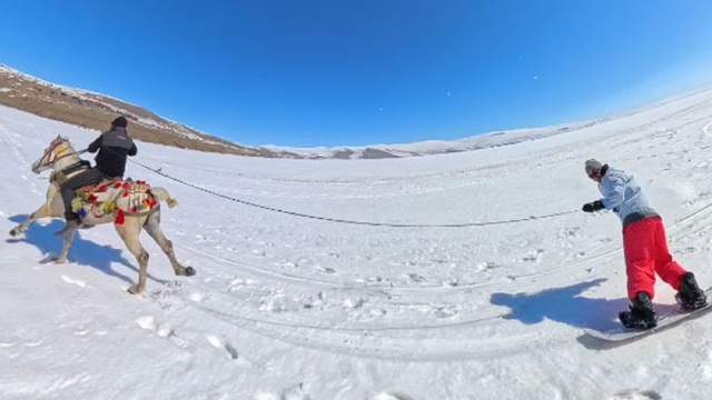 Yüzeyi buz tutan Çıldır Gölü'nde dörtnala snowboard