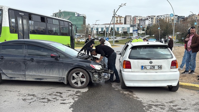 Gebze'de 2 otomobilin çarpıştığı kazada 1 kişi yaralandı