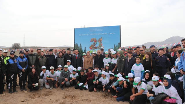 Burdur'da bin 600 fidan toprakla buluşturuldu