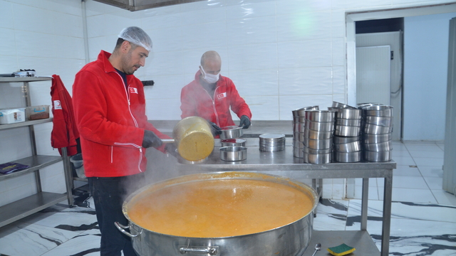 Muş'taki Türk Kızılay Aşevi'nde ihtiyaç sahipleri için iftariyelik hazırlanıyor