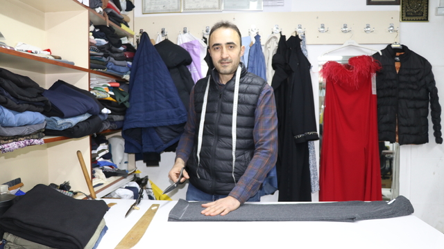 Terzilik mesleğini 15 metrekarelik dükkanında sevgiyle sürdürüyor