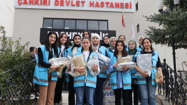 Çankırı'da üniversite öğrencileri bayram öncesi hastanede yatan çocukların yüzünü güldürdü