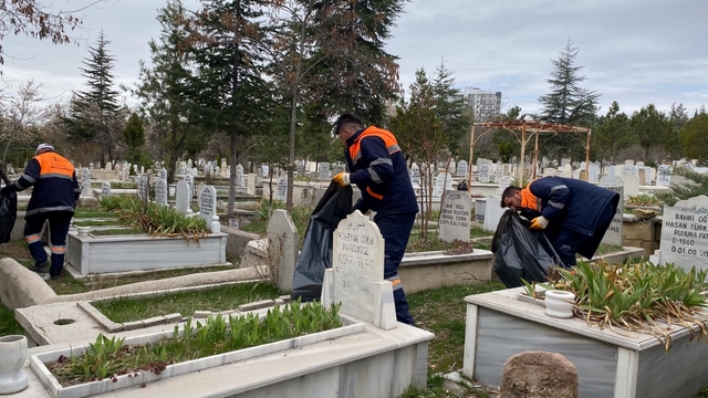 Niğde Belediyesi mezarlıklarda bayram temizliği yaptı