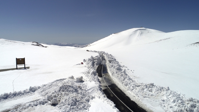 Muş'ta martta da metrelerce karın bulunduğu yolda çalışmalar sürüyor