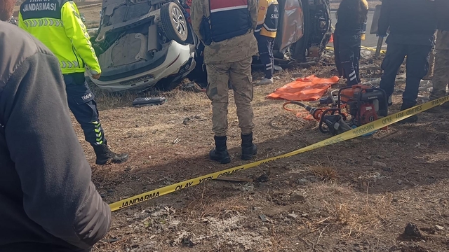 Kars'ta 2 otomobil çarpıştı; 1 ölü, 1'i bebek 6 yaralı
