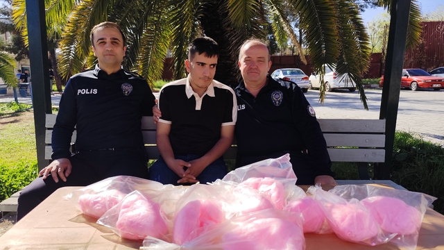 Nevruz etkinliğinde engelli satıcının pamuk şekerlerini alıp dağıtan polisler DHA'ya konuştu