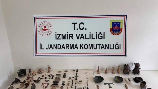 İzmir'de evinde çok sayıda tarihi eser bulunan şüpheli yakalandı
