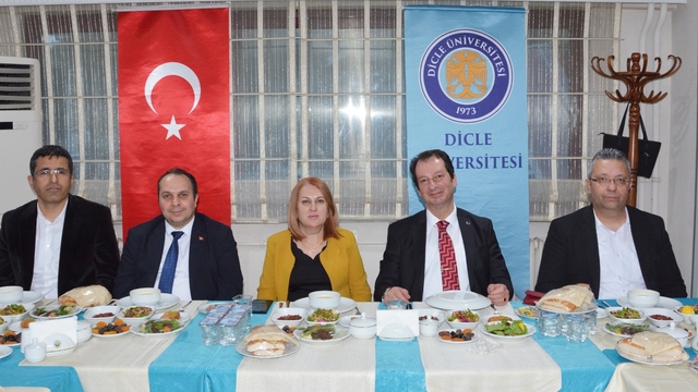 DÜ Rektörü Prof. Dr. Eronat iftarda gazetecilerle buluştu