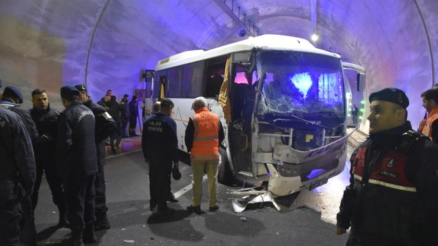 Yolcu midibüsü tünelde TIR'a çarptı: 14 yaralı