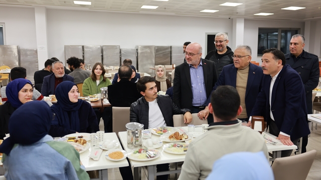 Vali Çiçek ve Başkan Büyükkılıç, KAYÜ'de öğrencilerle sahur yaptı