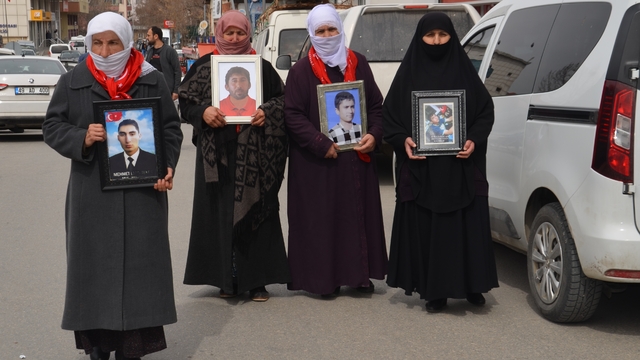 Muşlu aileler DEM Parti binası önündeki eylemlerine devam etti