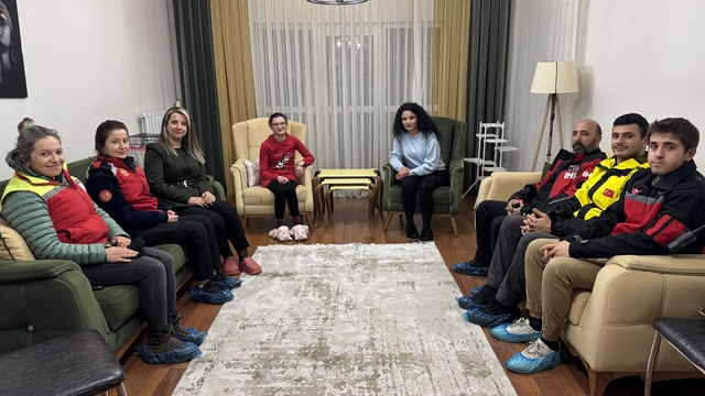 Kayseri'de özel gereksinimli Aleyna'ya afet eğitimi verildi