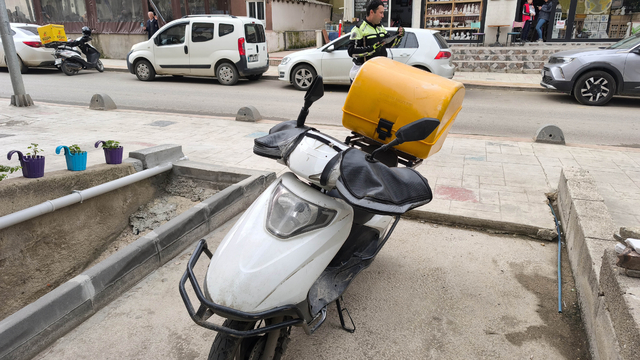 Köpeklerin kovaladığı motokuryenin motosikletinin devrildiği kaza kamerada