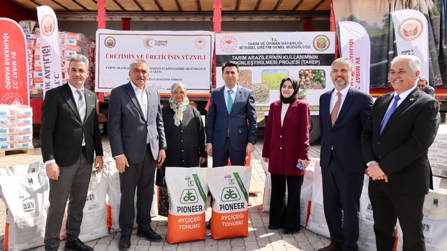 Bilecik'te çiftçilere yağlık ayçiçeği tohumu dağıtıldı
