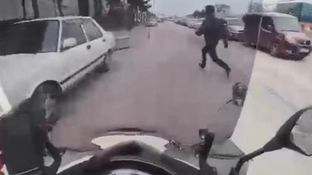 Motosikletin yayaya çarptığı kaza, sürücünün kask kamerasında
