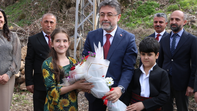 Bakanlar, Süper Lig'e yükselen Yüksekova Spor Kadın Futbol Takımı'nın kupa törenine katıldı (2)