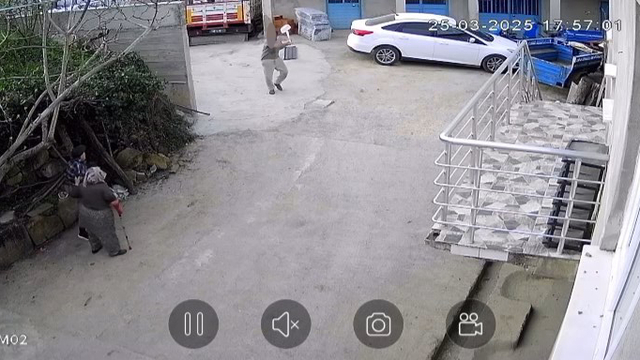Kürekle üzerine doğru koştuğu dayısını itip yere düşürdü