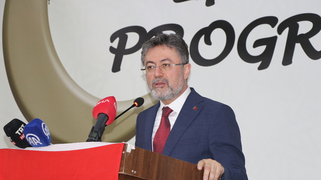 Bakanlar, Süper Lig'e yükselen Yüksekova Spor Kadın Futbol Takımı'nın kupa törenine katıldı (3)