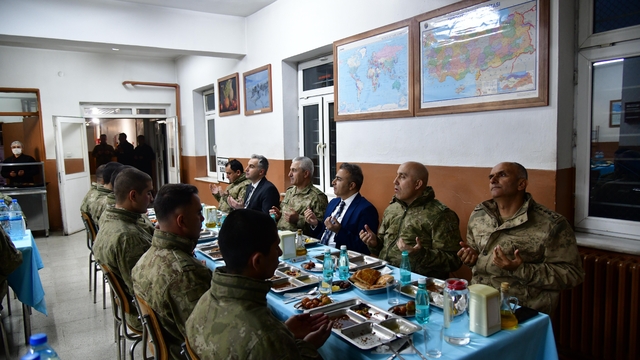 Ardahan Valisi Çiçek, sınırın sıfır noktasındaki Mehmetçikle iftarda buluştu