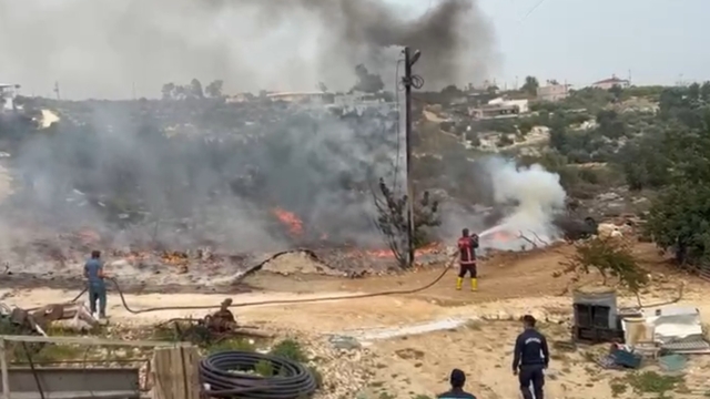 Mersin'de, boş arazide istiflenen lastikler yandı