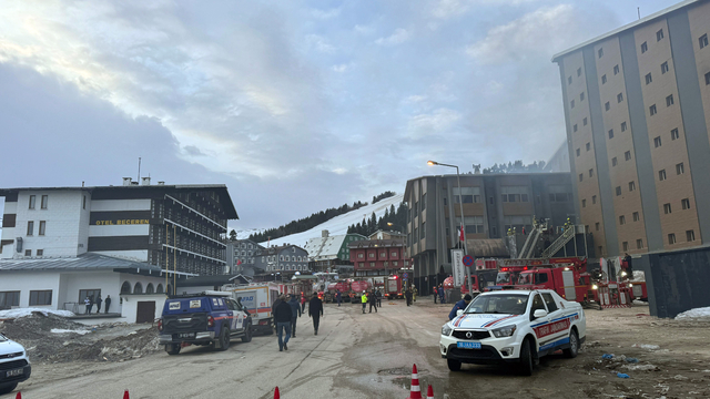Uludağ'da kapatılan bir otelde çıkan yangına müdahale ediliyor