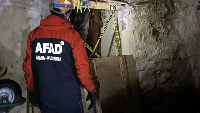 Toprak tavanı çöken evde 3 kişi göçük altında kaldı