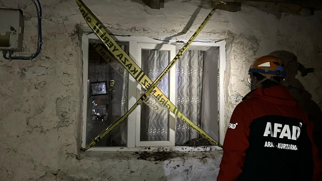 Ardahan'da tek katlı toprak ev çöktü, 1 kişi yaralandı