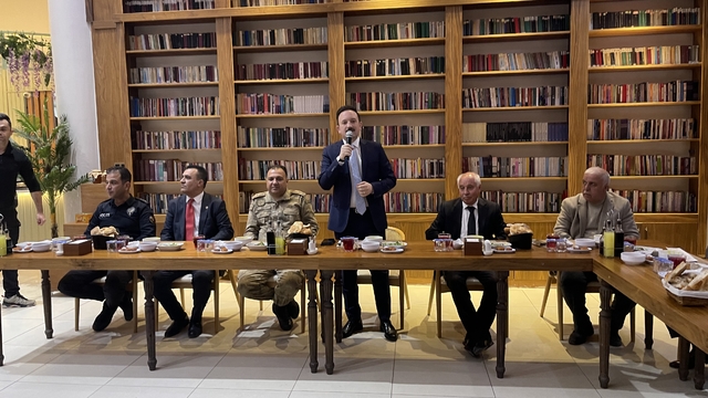 Malazgirt Kaymakamı Bayram, muhtarlar ve çiftçilerle iftar yaptı