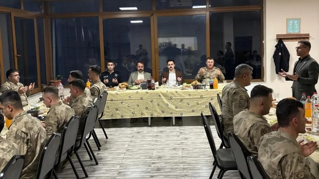 Bahçesaray Kaymakamı Arslanargun, jandarma personeliyle iftar yaptı